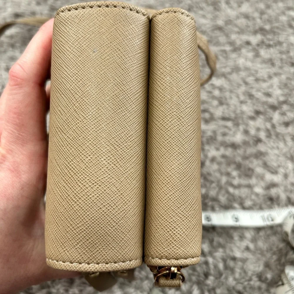 Tan Faux Leather Crossbody‎ Phone Wallet Bag Gold Filigree Emblem Zip Around